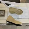 Slippare 2024 Ny högklackad transparent hala kvinnor Summer Outwear Slope Fashion Thick Sole Anti Slip Beach Shoes H240410