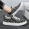 Chaussures décontractées 2024 Designer Harajuku Canvas for Men Fashion Sports Board Male Spring Automne Men's Vulcanize