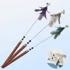 1pc Katzen Teaser Zauberstab Chicken Feather Kätzchen Training Spielzeug Katzen Interaktives Spielzeug mit Glockenkätzchen Teaser Stick Katzenspielzeug Haustier Vorräte