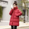 A metà lunghezza per le donne in autunno inverno 2023, nuovo stile alla moda, magra e piccola e super bella giacca