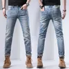 Jeans designer maschile azzurro slim fit piccoli piedi di fascia alta pantaloni lunghi lunghi 8w7h