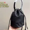 O designer de bolsa de couro vende novas bolsas femininas em pacote de gola de mão com desconto de mão