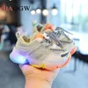 Scarpe illuminanti a led per bambini Mesh Mesh traspirante sneaker brillanti ragazzi sneaker antisciplinari bambini luminosi scarpe da corsa casual