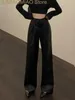 Pantalon féminin en cuir noir