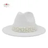 Jazz Fedora Chapeaux avec Pearls Band Femmes White Felted Top Cap Trendy Wide Brim Church Party Femme Robe Femme Sunhat 240322