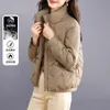 Versione breve per Women's Winter 2023, nuova piccola statura, temperamento alla moda sottile, giacca addincata di anatra bianca leggera e sottile
