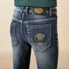 Jeans masculinos Spring e Autumn Four Seasons Jeans masculino Trendência pequena pequena e reta Casual Blue Medusa bordou calças bordadas teqy