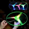 LED Uçan Oyuncaklar 1 PCS Komik Dönen Broşür Aydınlık Uçan UFO LED IŞIK TOPLU FLASH FLICHING TOYS Çocuklar için Açık Oyun Rastgele Renk 240410