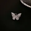 Clipe de borboleta de zircão da luz coreana com senso de design minimalista e exclusivo, sem clipe de orifício de orifício da orelha, brincos elegantes para mulheres