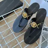 Sandaler Famous Designer Women New Medusa Leather Flat Thong Sandaler Summer Luxury Ladies Slipper Top Quality Womens Beach Shoes Ny With Box Slides