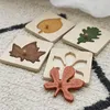 Crianças aprendendo brinquedos folhas de madeira quebra