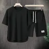 Erkek Trailsits Korean Moda İki Parçalı Set Erkekler Yaz Günlük Kıyafet O yakalı Kısa Kollu T-Shirt Elastik Çizme Bel Geniş Bacak Şort