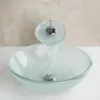 Fregadero de recipiente de vidrio templado redondo con monite con agua de agua de cascada.