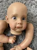 60 cm déjà peints Bebe Reborn Doll Kits Maggi dans la peau brun foncé avec corps en tissu et tétinité avec Kit de renbor fait à la main COA