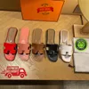 Luxo de alta qualidade Sandálias famosas famosas mulheres Oran Sandal Leather Summer Summer praia slides clássicos slides de pele plana Slipers Slipers Sliders Sliders da Sala