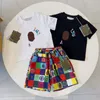 Bebek Çocuk T-Shirts Şort Setleri Tasarımcı Marka Toddler Black White Tshirts Üstler Erkek Kızlar Giyim Set Giysileri Yaz Beyaz Siyah Lüks Gençlik 2-10 YE C3AA#