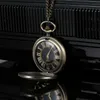 Montres de poche 1 pcs mode Vintage Hollow Roue Style Bronze Quartz Pocket Roman Numerals Pocket On Chain Birthday Gifts Y240410