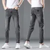Mäns jeans designer ljus lyx för våren ny produkt smal passande små fötter elastiska svart trendiga medusa beskurna byxor qqwt