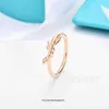 Pierścienie projektantów najlepszych klas dla damskiej Tifancy High Edition Diamond Knot Pierścień z 18 -karatowym różowym złotem na białej miedzi dla kobiet proste i modne spersonalizowane
