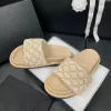 Brand Channel Sandal Summer Beach Slippers Loafer Femmes Luxury Designer Slide Mule Homes Fashion Casual Chores Silk Fabric Sandale Men de la piscine extérieure Sliders Gion Girl