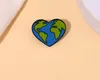 Love Earth Emamel Pins Custom Heart Shape Planet Brosches Lapel Badges Miljö Skyddsmycken gåva till barnvänner