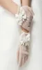 2016 New Fashion Mesh Elasticity Girls Wedding Luvas de casamento Acessórios para fantasias de casamento com Pearl Lace Bridal Glove2866836