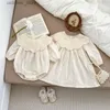 Mädchenkleider Ins Frühlings Baby Kleidung Einfacher Farbe Langarm Cape Capar Stickar Sticker Blume Baumwolle Strampler Schwester Match Kleid Einszene L47