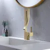 Fırçalanmış Altın Banyo Modern Yaratıcı Tasarım Banyo Lavabo muslukları Şelale Spout Banyo Muslukları Lavabo 1 Delik Siyah