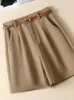 Shorts féminins Ventilates d'été lâches décontractés solides pour les femmes hautes taille ajouter la ceinture en lin coton pantalon court 240407