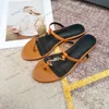 Kvinnor Svart läder Cassandra Flat Sandal Thong Flip Flops 2024 Helt nya svarta patentlägenheter Slingback Mules With Gold Hardware Ankel Strap Buckle