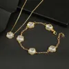 Pendanthalsband Ny damer Simple Design Five-Leaf Flower Set Halsband Armband Gold 18K Gold ClaVicle O Chain Necklace Four-Leaf Clover Smycken 240410