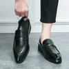 Män loafers pekade spänne patent läder halv drag låg klack anti slip fjäder och höst sandaler män skor