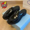 Designerschuhe Monolith Gummi-Plattform Frauen Sneaker Schwarz glänzender Leder Slipper Chunky Round Head Sneaker Spitzen dicke Bodenschützer Größe 35-45