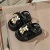 Zapatos para caminar para bebés caricatura suave sandalias anti-patadas con velcro zapatillas de bebé de verano para niños y niñas