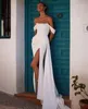 슬릿 인어를 가진 우아한 긴 흰색 크레페 웨딩 드레스 현대 오프 어깨 멍청한 멍청한 멍청이 스위프 트레인 여성을위한 신부 가운 주름