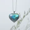 Naturlig kristall labradorit hjärtaformad grov polerad hänge flödande ljus halsband hantverk sten hängande prydnad
