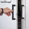 L'armoire Varmstuga tire des poignées de tiroir et des boutons