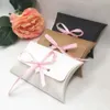 24pcs/Lot Kraftpapier 12.5*8*2,5 cm Kissen Geschenkbox Hochzeitsfeier Gefällt mir Geschenkbonbonkästen mit rosa Bande