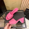 Kvinnors sammanlåsande C Slippers Cone Heels Sandal Matelasse quiltad guldhårdvara Beige Black Pink Summer Shoes Fashion Ladies Block Mid Heel Slides Brand Mules