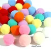 30 pcs / lot Lot mélangé des boules de pompom en forme ronde douce pom moelleux avec aiguille de bricolage de bricolage artisanat jouet de couture fournitures de 25 mm de dia.