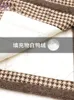 Xiaoxiangfeng court féminin hiver 2023 Nouveau petit canard blanc à la mode vers le bas et manteau en laine à carreaux mince