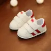 Sneakers Nya babyskor Sneakers Solid Color Pu Leather Soft Cotton Baby Boy Shoes Nonslip Nyfödd Småbarn Boy Girl Shoes First Walkers