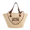 Borsa da donna fatta di rattan e erba campagna intrecciata per la borsa per le vacanze sul mare