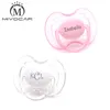 Miyocarパーソナライズされた名前の名前は、2 PCS Pacifier Dummyユニークなギフトをベビーカスタムのおしゃぶりにすることができます