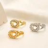 20 -stylowy projektant pasmo marek pierścienie literowe Kobiety złoto Sier Splated Crystal Crystal Stali Stal Wedding Jewelry Dostarczenie drobnego rzeźbienia Pierścień palców 2024