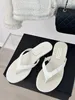Chaussures de créateurs Fashion Femmes Strugs Sandal Flip Flops Smopper Luxury Velvet Leather High Quality Casual Sfuffs Beach Slipper SheepSkin Chalfskin Size 35-41