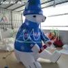 Mascote de animal de Natal inflável colorido com chapéu de Natal sentado animal com cana de doce na mão para o Natal