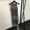 Vestidos de coletes de malha de onda feminino designer skirs hollow estilo de férias roupas longas roupas de vestido