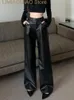 Pantalon féminin en cuir noir
