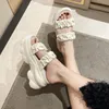 Pantoufles de coin femmes Populaire printemps et été nouvelle version coréenne coréenne plissée tongs à bout ouvert pour porter des sandales de plage marée de chaussures pour les chaussures de dames A077